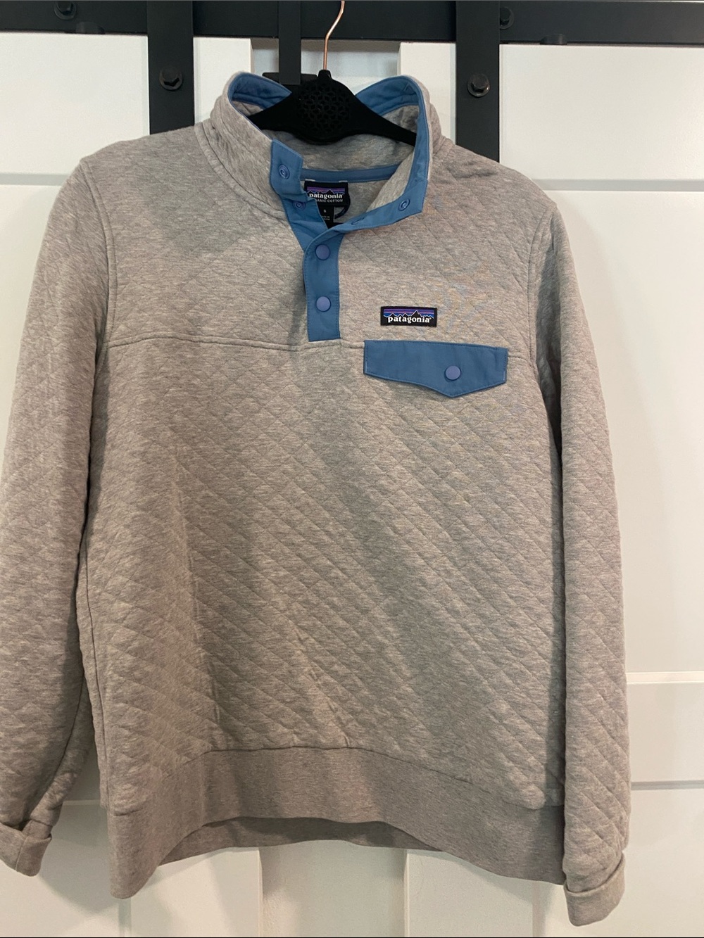 Patagonia Quilted Pullover Sweatshirt - Light Gray with Blue Trim size small